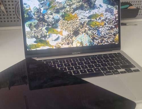 Cambio de pantalla LCD en MacBook Pro 13″ M2: cómo recuperamos tu equipo sin cambiar la carcasa