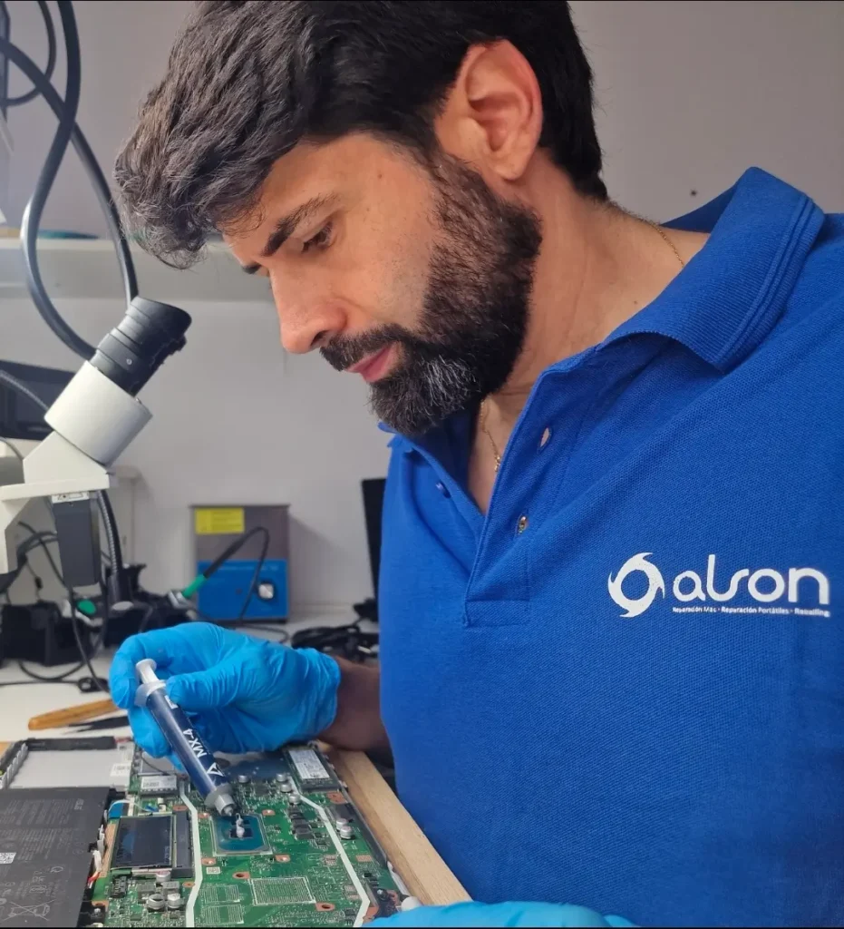 pasta térmica nueva aplicada sobre el procesador de un portátil