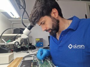 técnico limpiando restos de pasta térmica antigua en un portátil