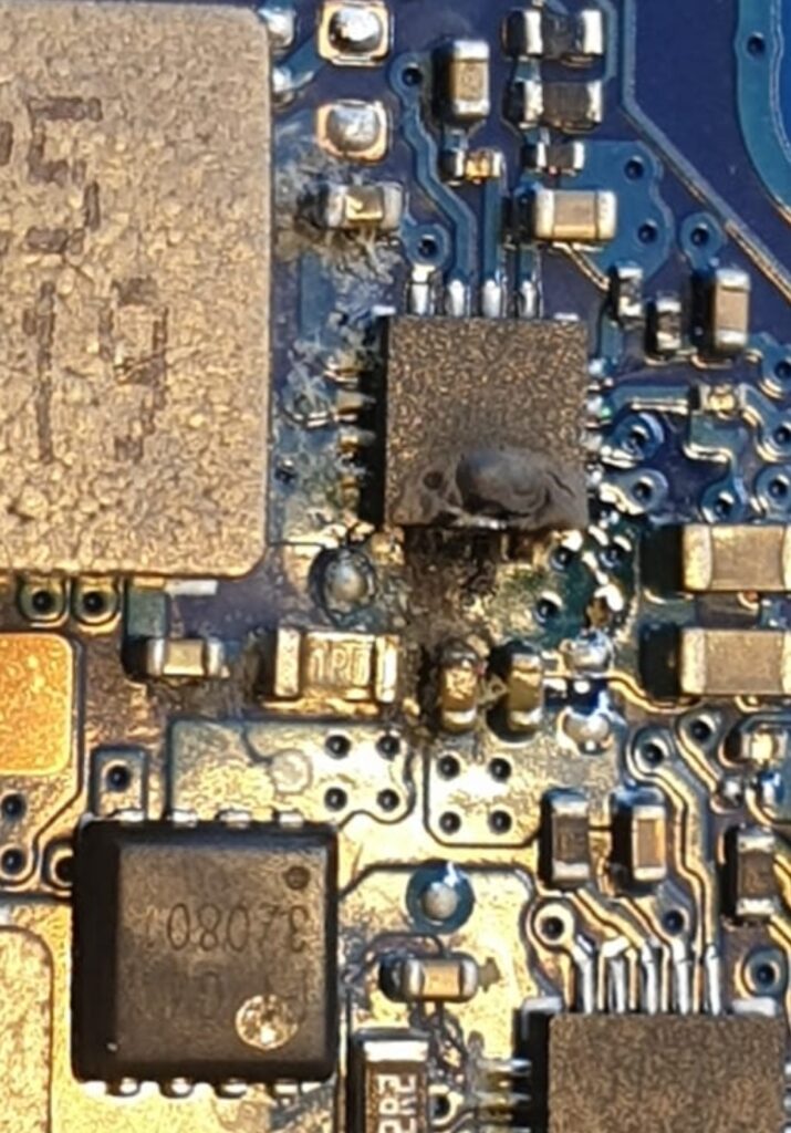 placa base de portátil quemada tras encender el equipo después de un derrame de líquido