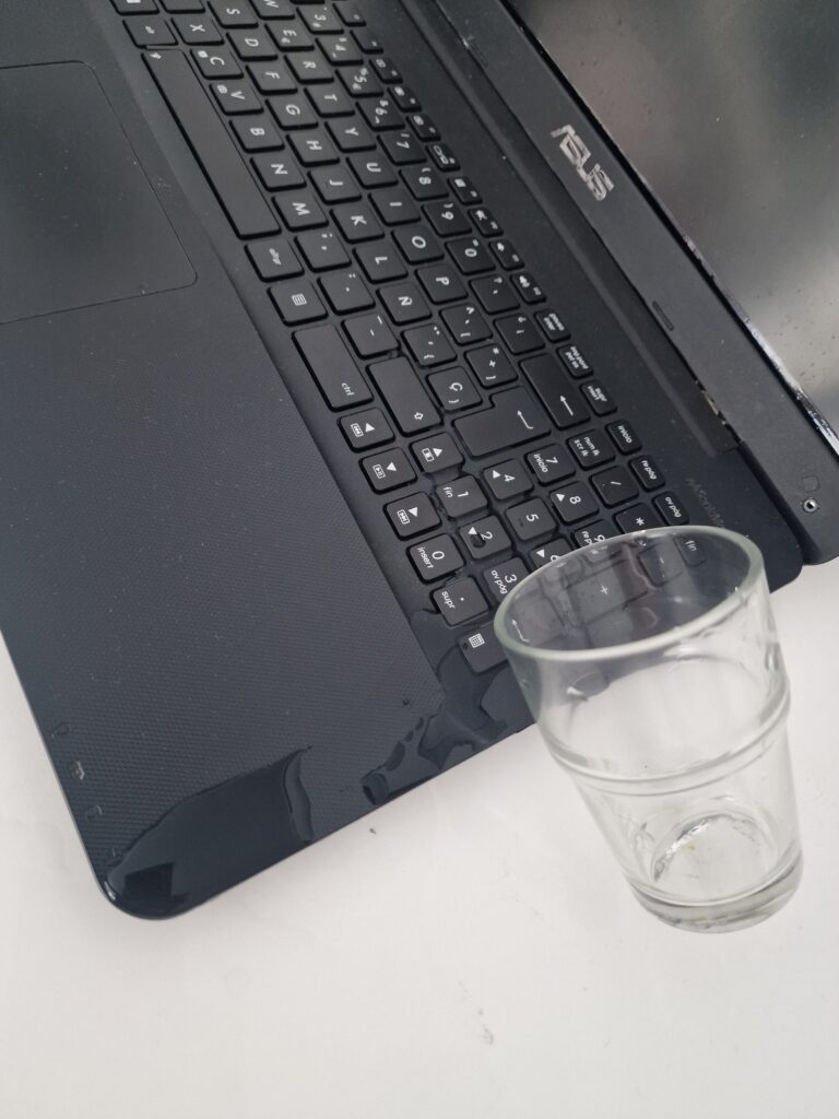 portátil con líquido derramado cerca del teclado